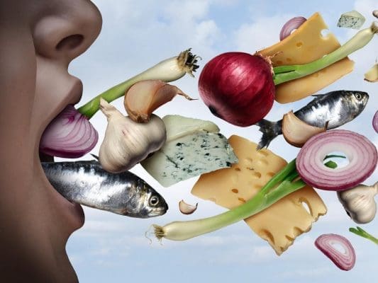 Hôi miệng do ăn các thực phẩm gây mùi Hôi miệng do ăn các thực phẩm gây mùi